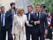 Tras la bofetada, sonrientes y como si nada, Emmanuel y Brigitte Macron pasearon por Vietnam y partieron a Indonesia