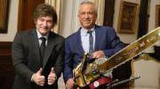 Con motosierra incluida, Javier Milei recibió a Robert Kennedy Jr., el secretario de Salud de EEUU