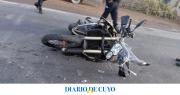 Un motociclista fue hospitalizado después de chocar contra un auto