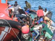 España: las imágenes de la barcaza con inmigrantes ilegales que volcó y dejó siete muertos cuando intentaban rescatarlos