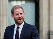 Solo y de sorpresa, el príncipe Harry llega a China para promocionar su último emprendimiento: el turismo sustentable