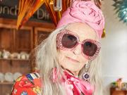 Tiene 96 años y es la modelo más longeva del mundo: casi no usa maquillaje y se ríe de su edad