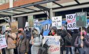 Científicos del Conicet marchan disfrazados de “eternautas”: Una nieve tóxica destruye a la ciencia y a la universidad