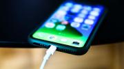 Pocos lo saben: por qué recomiendan sacarle la funda al celular mientras lo estás cargando