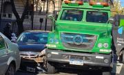Un camión de caudales destrozó un auto en pleno centro de La Plata