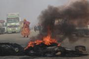 Por falta de combustibles, transportistas bloquean en El Alto la carretera a Perú