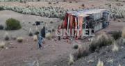 Potosí: chofer huye y deja a 17 pasajeros heridos tras volcar un bus en la ruta a Uyuni