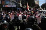 Enfrentamientos y gasificación de policías a evistas que intentaban llegar al TSE