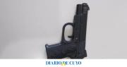 Con una pistola de juguete, apuntó a la dueña de un auto para robarle la batería