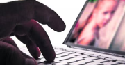 Investigan si una mujer y su hermano de La Bebida vendían videos con chicos que eran abusados