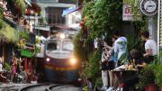 Qué es la calle del tren y por qué resulta un destino turístico único en el mundo