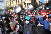 Vecinos protestan por alza de precios de la canasta familiar