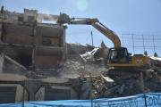Inician demolición controlada de tres viviendas en la Av. Francisco Bedregal