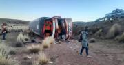 Buscan a chofer que huyó y abandonó a sus pasajeros tras volcar un bus en la carretera a Uyuni