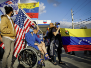 Tribunal Supremo de EEUU permite al Gobierno Trump retirar la residencia temporal a 532.000 migrantes