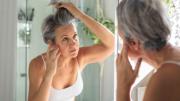Dile adiós a las canas: lo que debes agregarle a tu shampoo para oscurecer el cabello y rejuvenecer el rostro