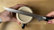 Para qué sirve frotar un cuchillo contra una taza ¿Qué significa?