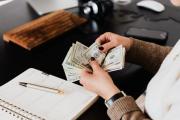 Nunca deberías endeudarte para pagar ninguna de estas tres cosas, según una especialista en finanzas