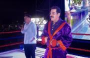 Manfred se calza guantes de boxeo y salta al ring en medio de influencers
