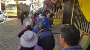 Fila para comprar aceite a granel supera las dos cuadras en el centro paceño