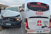 Fuerte choque en la Ruta 7: una camioneta impactó un colectivo con operarios de YPF y hay un herido