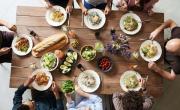 ¿Cómo se paga la cuenta en una cena entre amigos?