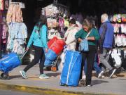 Acá está todo un 15% más caro: dónde compran los comerciantes que iban a La Salada mientras sigue el conflicto por la clausura
