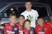 Escándalo en Newell’s: sancionaron a seis chicos por sacarse una foto con un jugador de Rosario Central