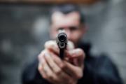 Golpeó a un inquilino, a quien encañonó y lo obligó a transferirle $2.000.000