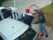 Un grupo de ladrones trató de robar un auto en La Tablada, pero no lo pudo arrancar y se escapó con tres empanadas