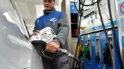 Empresarios de estaciones de servicio esperan que la nafta más barata de YPF provoque un repunte de ventas