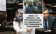 Diputado se disfrazó de El Eternauta en el Congreso y mostró cartel en apoyo al Garrahan