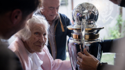 El plantel de Platense le llevó el trofeo a la abuela que se enteró del título por Popular