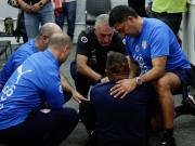 Susto y abrupto final en la conferencia de Alfaro: el DT argentino asistió a un fotógrafo que se desmayó y su gesto causa furor en Paraguay