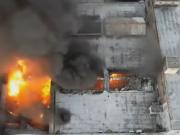 Voraz incendio en un depósito de San Justo: evacuaron a los vecinos y hay peligro de derrumbe