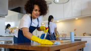 Adiós a la grasa: el truco definitivo para limpiar los muebles de tu cocina en tan solo unos segundos