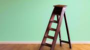 Quien tiene una escalera plegable de madera, tiene un tesoro en casa: por qué y para qué sirve