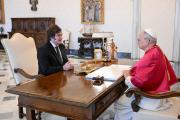 Con libros libertarios y discurso moderado, Javier Milei estuvo cara a cara con León XVI