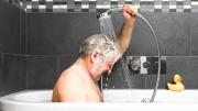 No todos los días: cada cuánto deben ducharse los adultos mayores, según experta