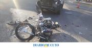 Fuerte choque entre una camioneta y una moto: un conductor hospitalizado y vehículos destrozados