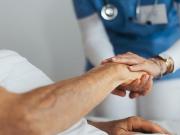 El sonido que emiten las personas horas antes de morir, según un médico experto