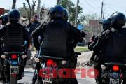 Hermanos que peleaban atacaron a cuchilladas y machetazos a policías que intervinieron