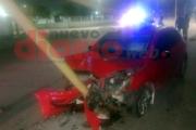 Hospitalizan de urgencia a un joven tras chocar un poste de luz en la Costanera