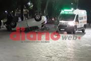 Terrible choque y vuelco de un automovilista alcoholizado en la Plaza Libertad