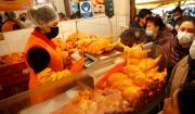 Reportan desabastecimiento de carne de pollo en La Paz, piden al Gobierno la habilitación de más puentes aéreos