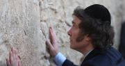Milei llegó a Israel y se fue a rezar al Muro de los Lamentos