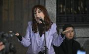 Cristina Kirchner salió de su casa para reunirse con senadores K ante la posibilidad que se conozca el fallo de la Corte
