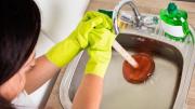 La manera de destapar cañerías sin tener que utilizar productos caros