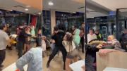 Video: una golpiza entre jóvenes quedó grabada tras una noche de furia en un local de comidas rápidas