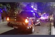 Destruyen la puerta de vidrio de un comercio y roban decenas de artículos